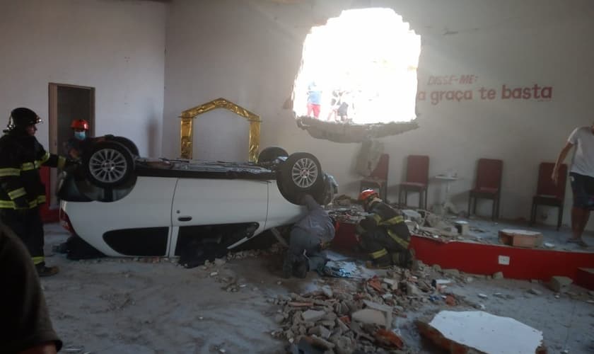 Carro destruiu parte de igreja em Votorantim. (Foto: Arquivo pessoal).