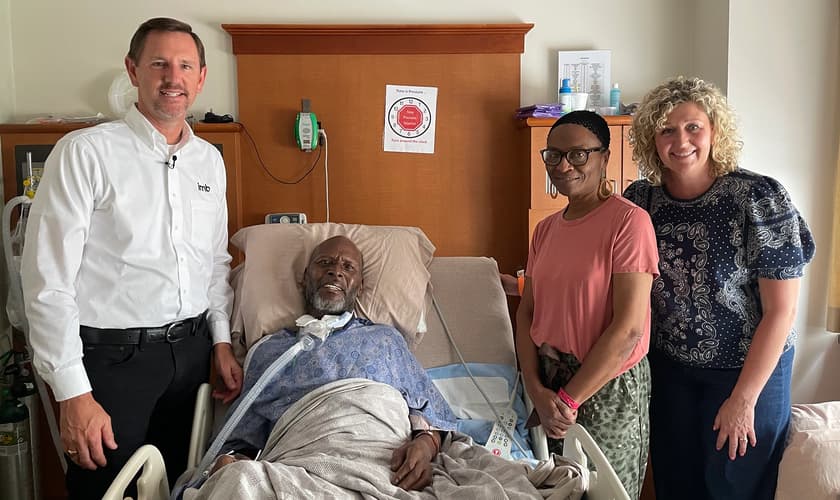 O presidente da IMB, Paul Chitwood, e sua esposa Michelle, visitam George Smith e Geraldine, no hospital. (Foto: IMB).