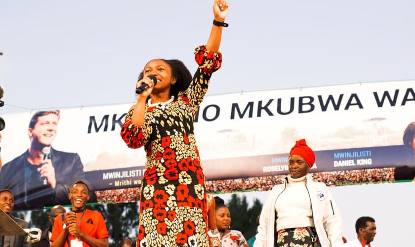 Roselyne Ayeola pregou em uma cruzada evangelística promovida pela Cristo para todas as Nações (CfaN) na África. (Foto: Reprodução/Facebook).