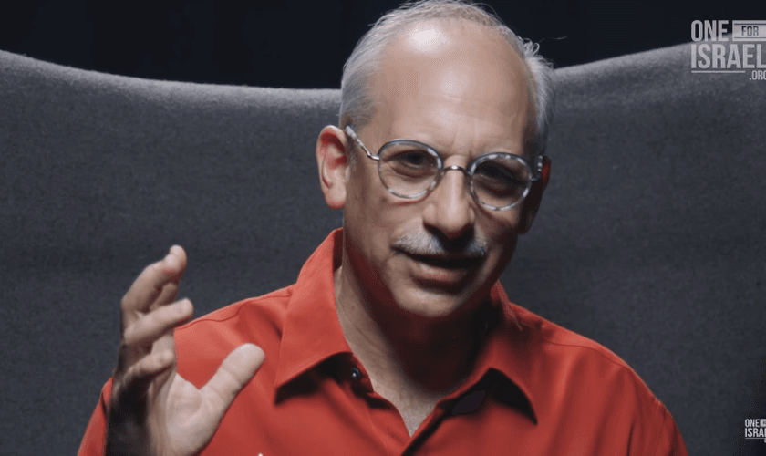 Steven foi nascido e criado em uma família judia nos EUA. (Foto: YouTube/One For Israel)