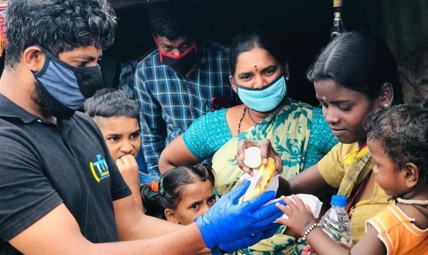 Voluntários distribuem alimentos para trabalhadores migrantes em Bengaluru. (Foto: Love Your Neighbour Network)