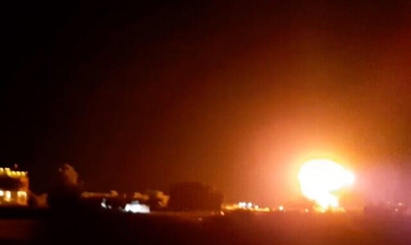 Explosão acima de edifícios no sul de Gaza, quando aviões israelenses atingiram um local do Hamas, em 17 de junho de 2021. (Foto: Reprodução)