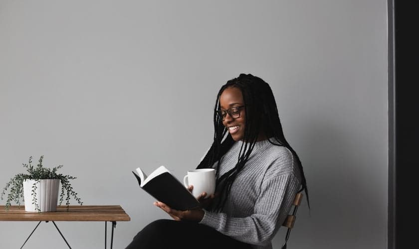 Ter o hábito de ler a Bíblia pode proporcionar descanso e esperança. (Foto: Alexandra Fuller/Unsplash).