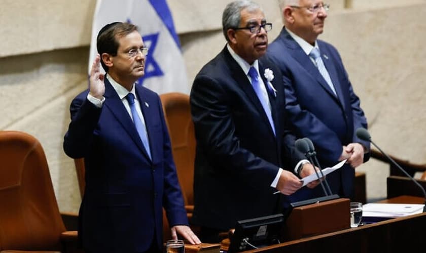 Eleito 11º presidente de Israel, Isaac Herzog (à esquerda) faz juramento sobre a Bíblia. (Foto: Yonatan Sindel / FLASH90)