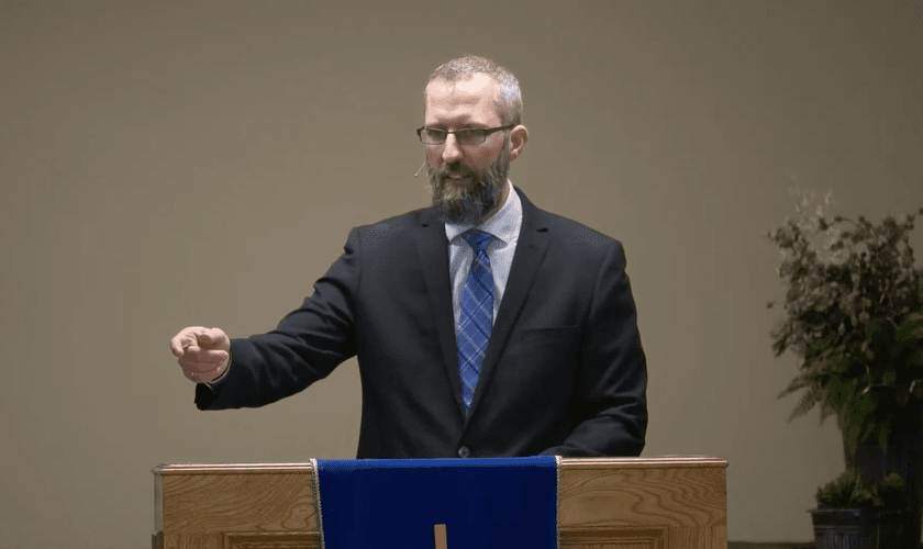 Pastor Tim Stephens pregando no início de 2021. (Foto: Fairview Baptist Church/YouTube)