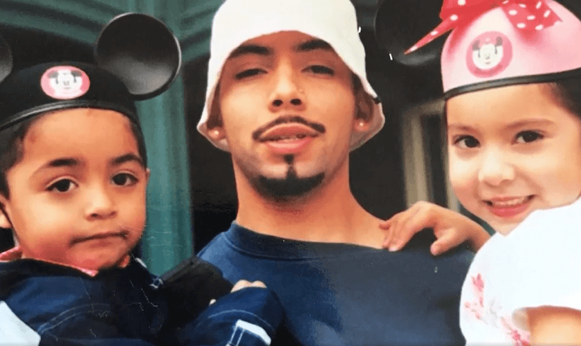 Jason Rangel teve sua paternidade restaurada por Deus e voltou a conviver com os filhos. (Foto: Reprodução/700 Club).