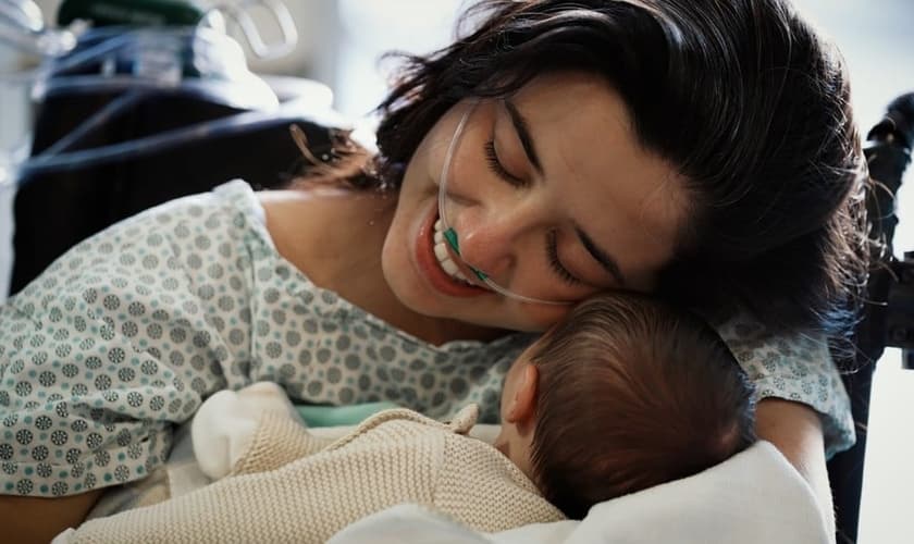 Após ser intubada e precisar da ECMO por duas vezes, Vitória abraçou o filho após 20 dias separados. (Foto: Andressa Cassetti)