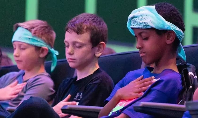 Crianças oram enquanto se entregam suas vidas a Jesus no “Summer Fest”. (Foto: Reprodução / 7 Hills Church)