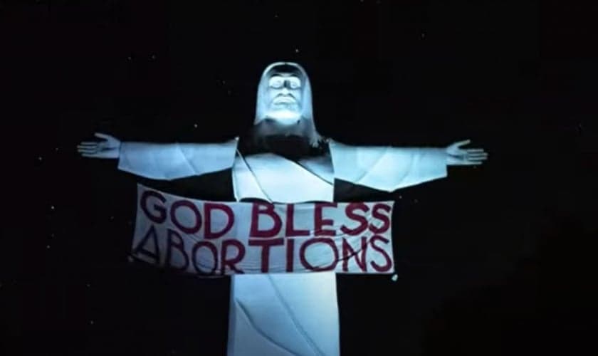 Estátua do Cristo do Ozarks, localizada perto de Eureka Springs, no Arkansas, com a faixa “Deus abençoe os abortos”. (Foto: Reprodução/YouTube KFSM-TV)