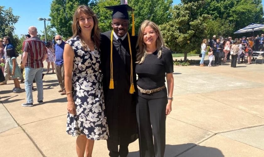 Joseph Fritzlin em sua cerimônia de formatura com as missionárias da ONG cristã Danita’s Children. (Foto: Danita’s Children).