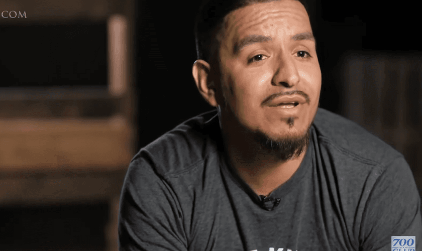 Brian Trejo foi transformado pelo Evangelho. (Foto: YouTube/700 Club Interactive)