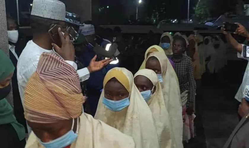 As 279 meninas que ficaram sequestradas por quatro dias, em Zamfara, foram devolvidas, em março de 2021. (Foto: Zamfara State House)
