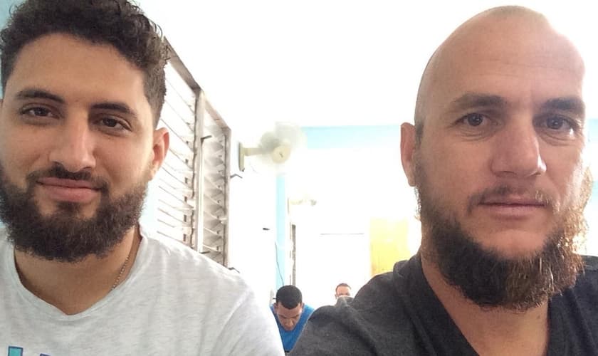 Pastores Yarian Sierra (à esquerda) e Yéremi Blanco (à direita). (Foto: CSW/Seminário Carey)