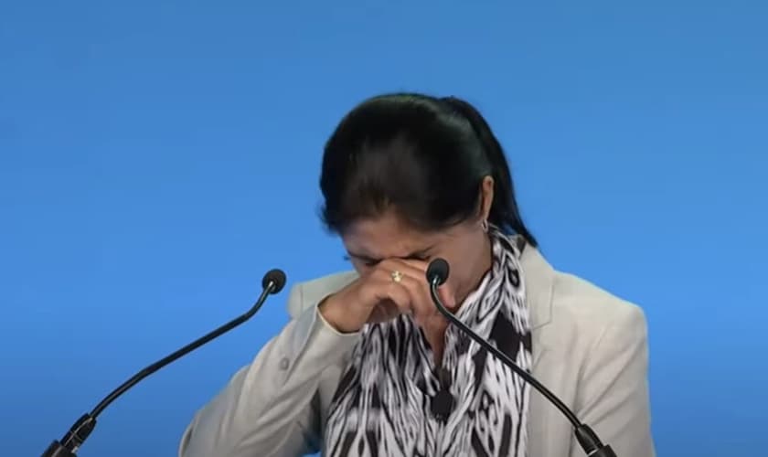 Tursunay Ziyawudun, uma uigur que esteve detida num campo de concentração chinês, relembra com lágrimas sua experiência na Cúpula Internacional de Liberdade Religiosa. (Foto: Reprodução/YouTube /International Christian Concern).