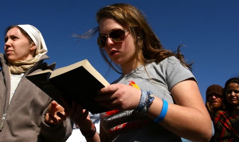 Imagem de uma mulher lendo a Bíblia. (Foto: Chen Leopold/Flash90)