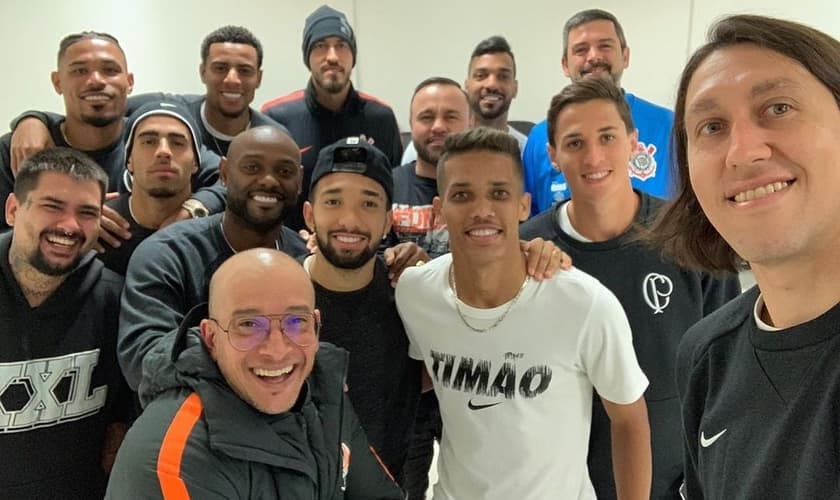 O pr. Vagner Lopes (abaixo) liderava cultos com jogadores do Corinthians. (Foto: Instagram)
