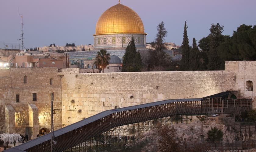 Ponte de madeira que liga o complexo do Muro das Lamentações ao Monte do Templo em Jerusalém. (Foto: Nati Shohat/Flash90)