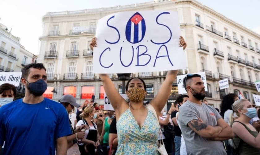 Manifestantes em frente à embaixada cubana na Espanha, apoiando o protesto dos cubanos, em 12 de julho de 2021. (Foto: Oscar Gonzalez/NurPhoto/Getty Images)