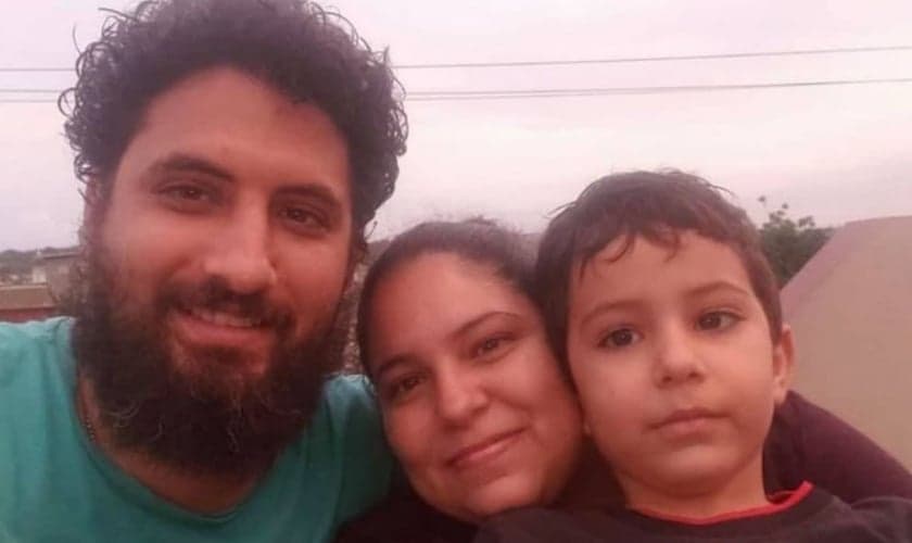 Pastor Yarián Sierra, sua esposa Claudia Salazar e o filho do casal. (Foto: Reprodução/Facebook Y. Sierra)