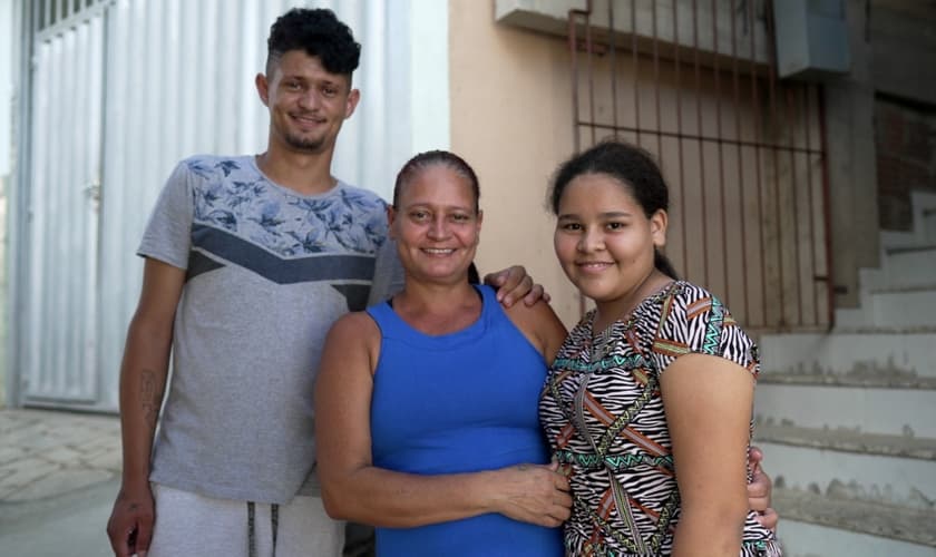 Eliete e os filhos foram batizados após serem evangelizados por jovens. (Foto: Arthur Henrique)