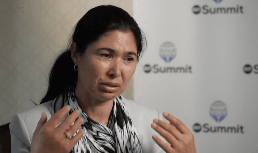 A muçulmana uigur, Tursurnay Ziyawudun, deu detalhes sobre o que viveu enquanto esteve presa na China. (Foto: Reprodução/CBN News)