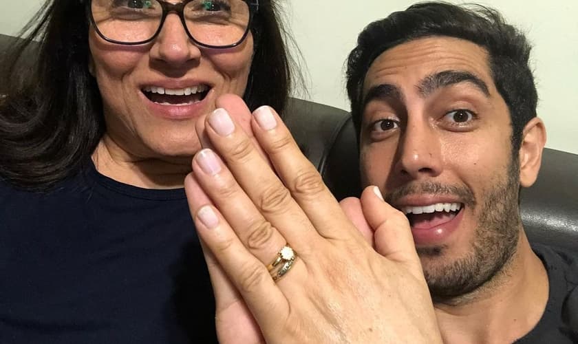 Jonathan Nemer e sua mãe, Sara Nemer. (Foto: Instagram/Jonathan Nemer)