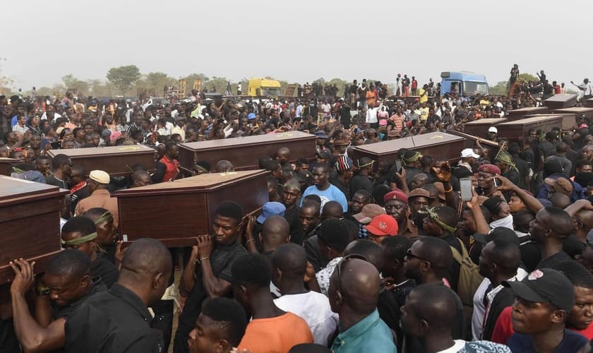 Funeral de vítimas de conflito entre pastores fulanis e fazendeiros, em Makurdi, 11 de janeiro de 2018, na Nigéria. (Foto: Pius Utomi Ekpei/AFP/Getty Images).