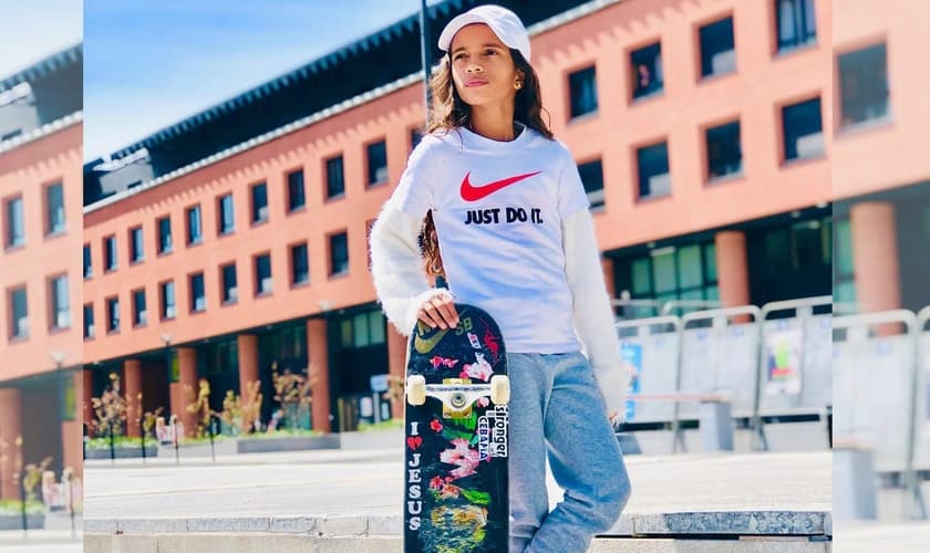 Rayssa Leal segura skate com o sticker “I Love Jesus”. (Foto: Rayssa Leal/Instagram)