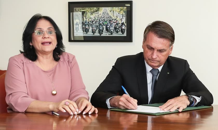  Assinatura do projeto de lei que cria o Dia Nacional do Nascituro. (Foto: Isac Nóbrega/PR).