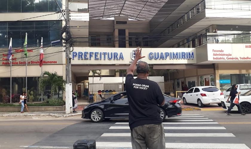 O evangelista Moisés pregando em frente a prefeitura de Guapimirim (RJ). (Foto: Reprodução/Facebook).