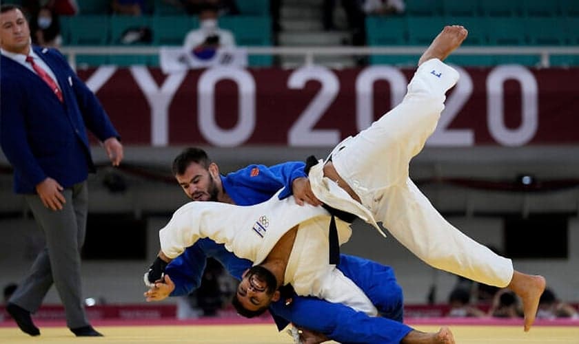 Arthur Margelidon, do Canadá, e Tohar Butbul, de Israel, competem durante a disputa de judô, nos Jogos Olímpicos de 2020, em Tóquio. (AP Photo/Vincent Thian).