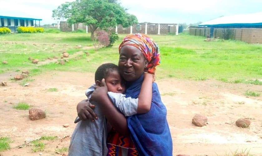 Os pais se reencontram com os alunos liberados da Bethel Baptist High School em Damishi, no domingo (25). (Foto: AP Photo).