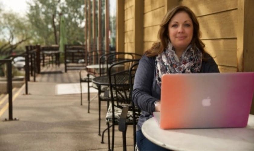 A web designer, Lorie Smith, proprietária da agência 303 Creative enfrenta uma batalha judicial por se recusar a criar sites para casamentos gays. (Foto: Alliance Defending Freedom)