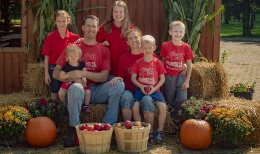 Casal Steve e Bridget Tennes e seus cinco filhos, na Country Mill Farms, onde produzem maçãs orgânicas. (Foto: Twitter/Alliance Defending Freedom)