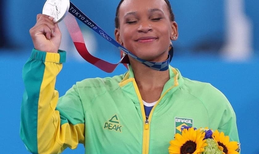 Rebeca Andrade se tornou a primeira brasileira a conquistar uma medalha olímpica na ginástica. (Foto: Reprodução/Instagram). 