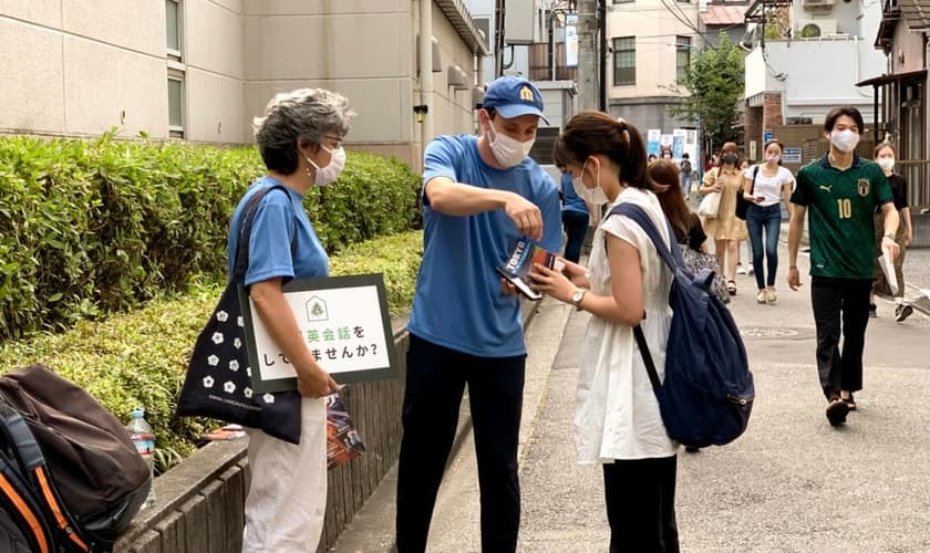 Missionários batistas estão intensificando a evangelização de rua durante os Jogos Olímpicos em Tóquio. (Foto: Baptista Press).