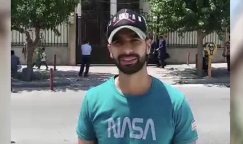 “Agradeço a Deus por me considerar digno de suportar a perseguição por causa Dele”, disse o cristão iraniano. (Foto: Article 18)