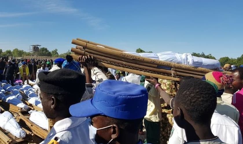 Enterro em massa em Zabarmari, no estado nigeriano de Borno, em novembro de 2020. (Foto: Reuters/Ahmed Kingimi)