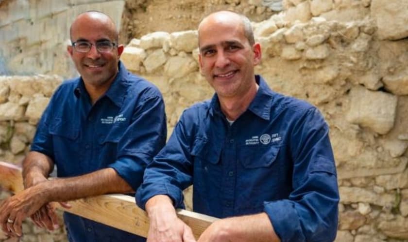Dr. Joe Uziel e Ortal Chalaf da Autoridade de Antiguidades de Israel. (Foto: Yani Berman/Autoridade de Antiguidades de Israel)