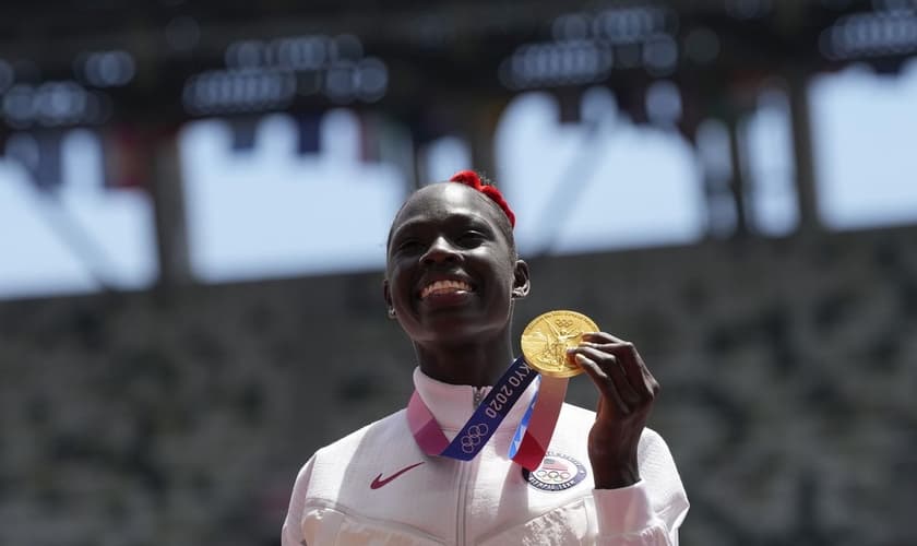 Athing Mu durante a cerimônia da medalha dos 800 metros femininos nos Jogos Olímpicos de 2021. (Foto: AP)