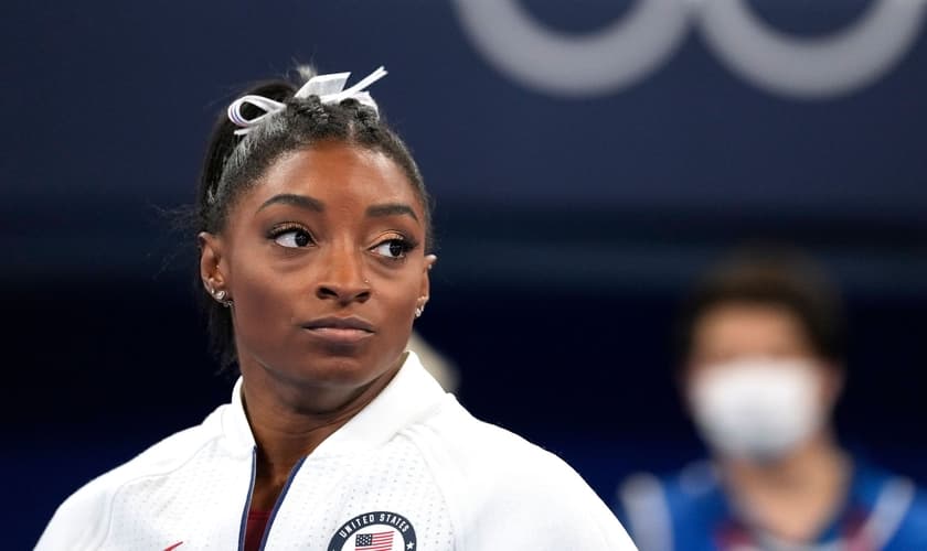 Simone Biles em Tóquio, após decisão de sair das competições para cuidar da saúde mental. (Foto: Ashley Landis / AP)
