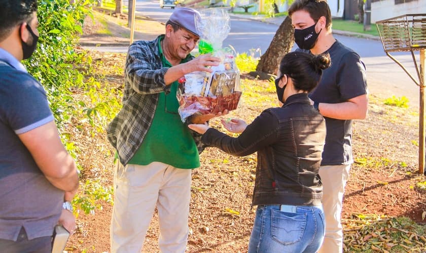 Ari recebe cesta de presentes de membros de igreja no Paraná. (Foto: Divulgação)