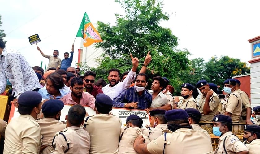 Cristãos se reúnem perto de sua igreja reconstruída em Kandhamal. Em 2008, quase todas as igrejas da região foram destruídas por nacionalistas hindus. (Foto: John Fredricks).