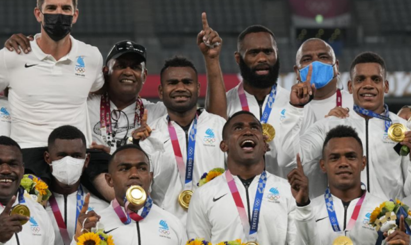 Os jogadores de Fiji comemoram no pódio com suas medalhas de ouro no rúgbi de sete masculino nos Jogos Olímpicos de 2020, em Tóquio, Japão. (Foto: AP Photo / Shuji Kajiyama)