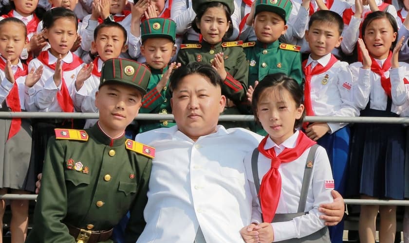 Crianças ao lado de Kim Jong-un na Coreia do Norte. (Foto: KCNA via Reuters)