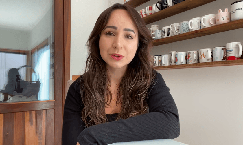 Fabiola Melo tem compartilhado sua jornada de fé na busca pelo sonho de ser mãe. (Foto: Reprodução/YouTube).