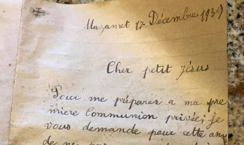 A carta, escrita há 82 anos, foi encontrada em uma velha mesinha de cabeceira numa casa da França. (Foto: FaithPot).