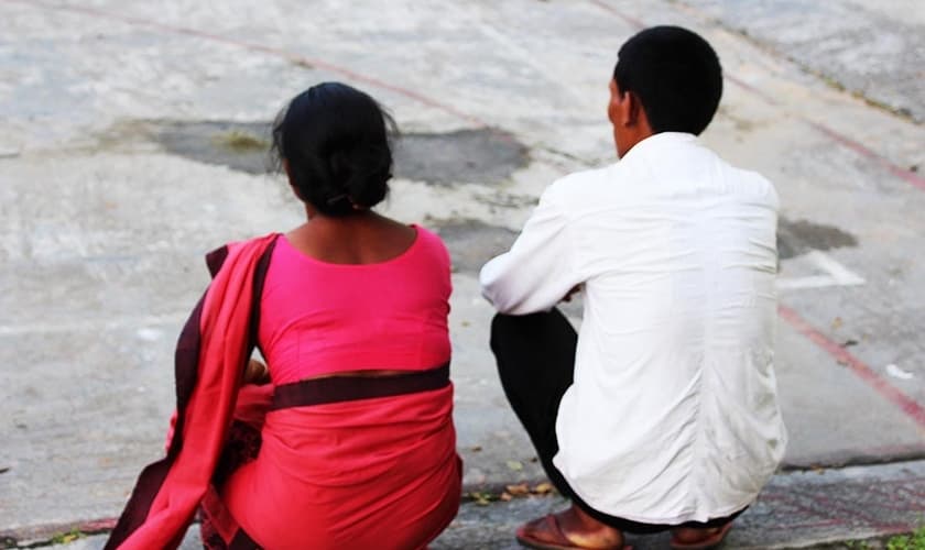 O pastor Shalem Maniraj e sua esposa foram atacados por uma multidão de 20 nacionalistas hindus. (Foto: Open Doors).