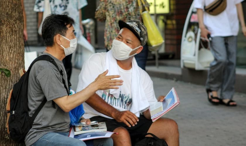 O missionário Chan-sik Bae evangelizou um sacerdote budista através de mangás. (Foto: Baptist Press)