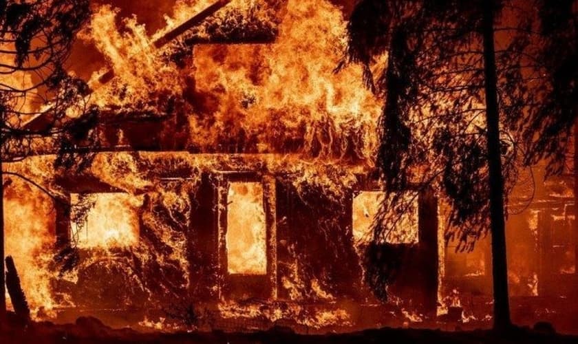 O incêndio Dixie está queimando as florestas do norte da Califórnia desde julho, como consequência da crise climática. (Foto: Josh Edelson/AFP).